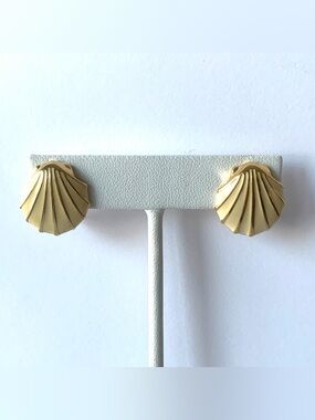 Vintage MONET Shell Earrings Cream and Gold Colored Clip On Gold Tone Metal